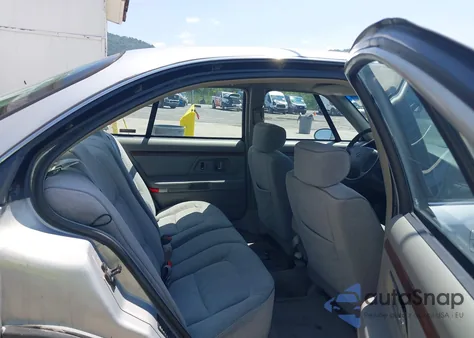 1998 Oldsmobile Eighty-Eight z USA, uszkodzony, nr VIN 1G3HN52K4W4844205